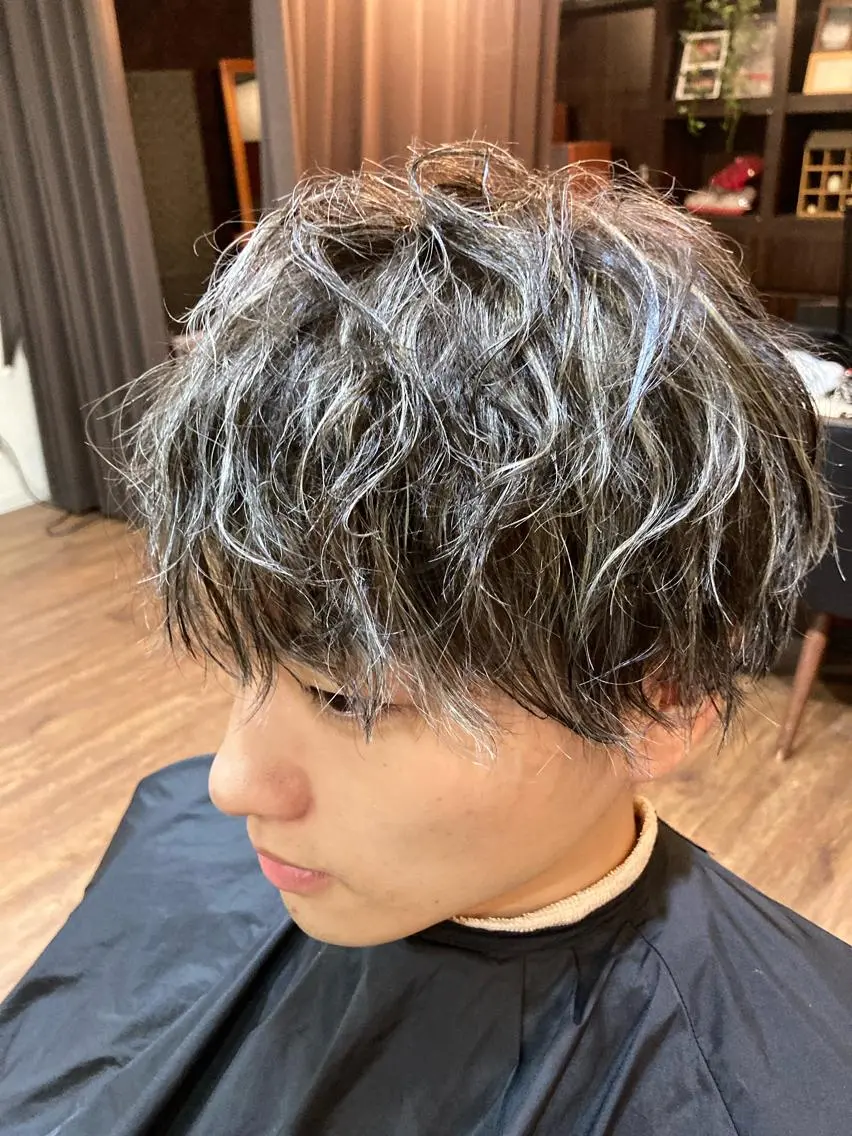 カラー パーマ メンズ メンズメッシュ メッシュ シルバー パーマが得意な【最高 悠斗】のヘアスタイル