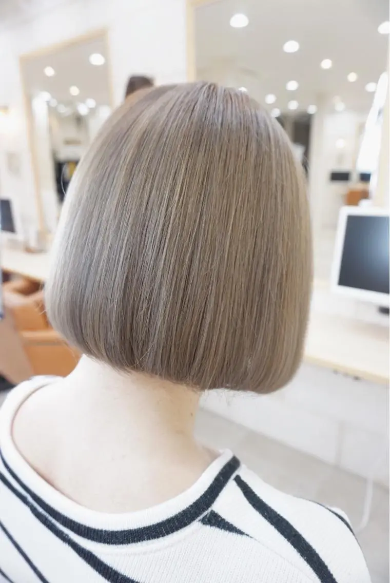 ショート カラー ベージュカラー ブリーチ ケアブリーチ イルミナカラー ホワイトベージュ 鍋田 和見のヘアスタイル