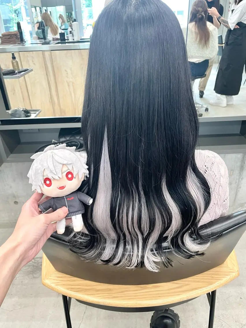 セミロング カラー インナーカラー 推し ブリーチ  髪質改善のヘアスタイル