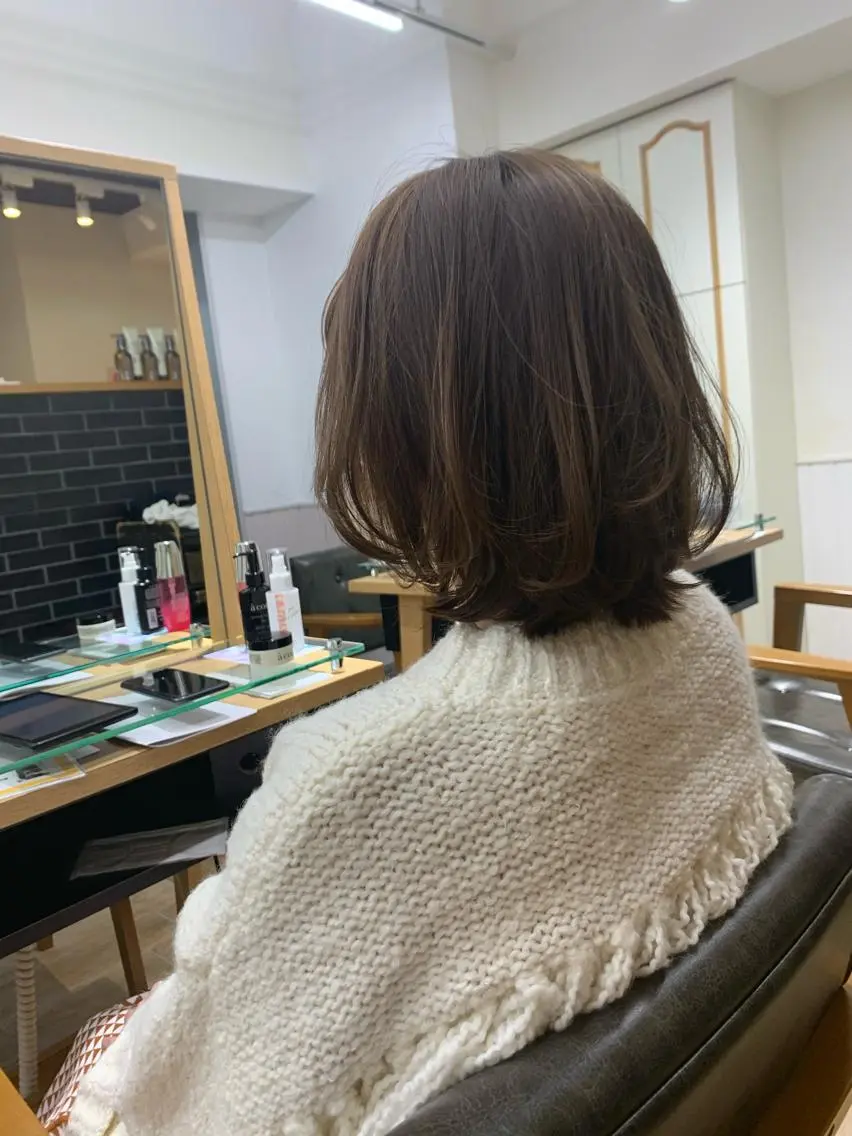 ミディアム カラー パーマ ヘアアレンジ メンズ キッズ ネイル マツエク・マツパ カット トリートメント レイヤーカット/ 巻ける縮毛矯正のヘアスタイル