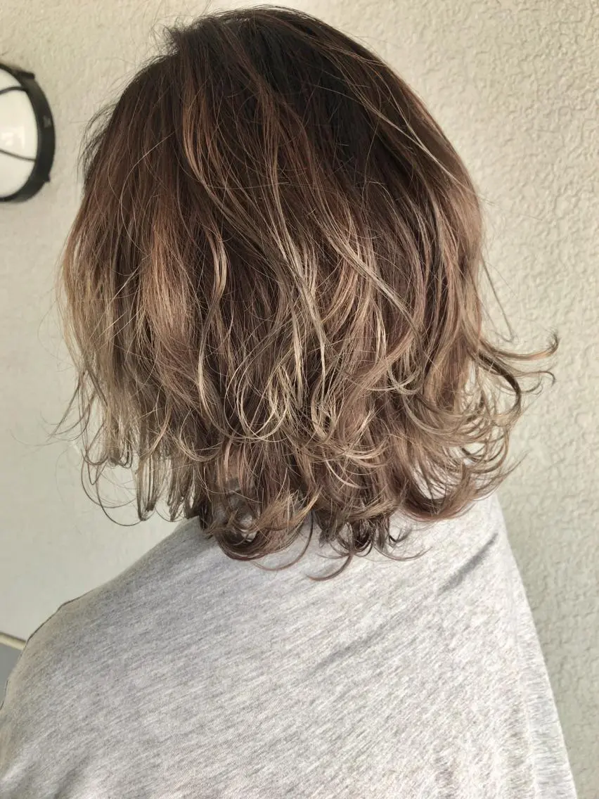 ミディアム カラー ハイライトカラー ハイライト レイヤーカット匠 イソザキノリユキのヘアスタイル