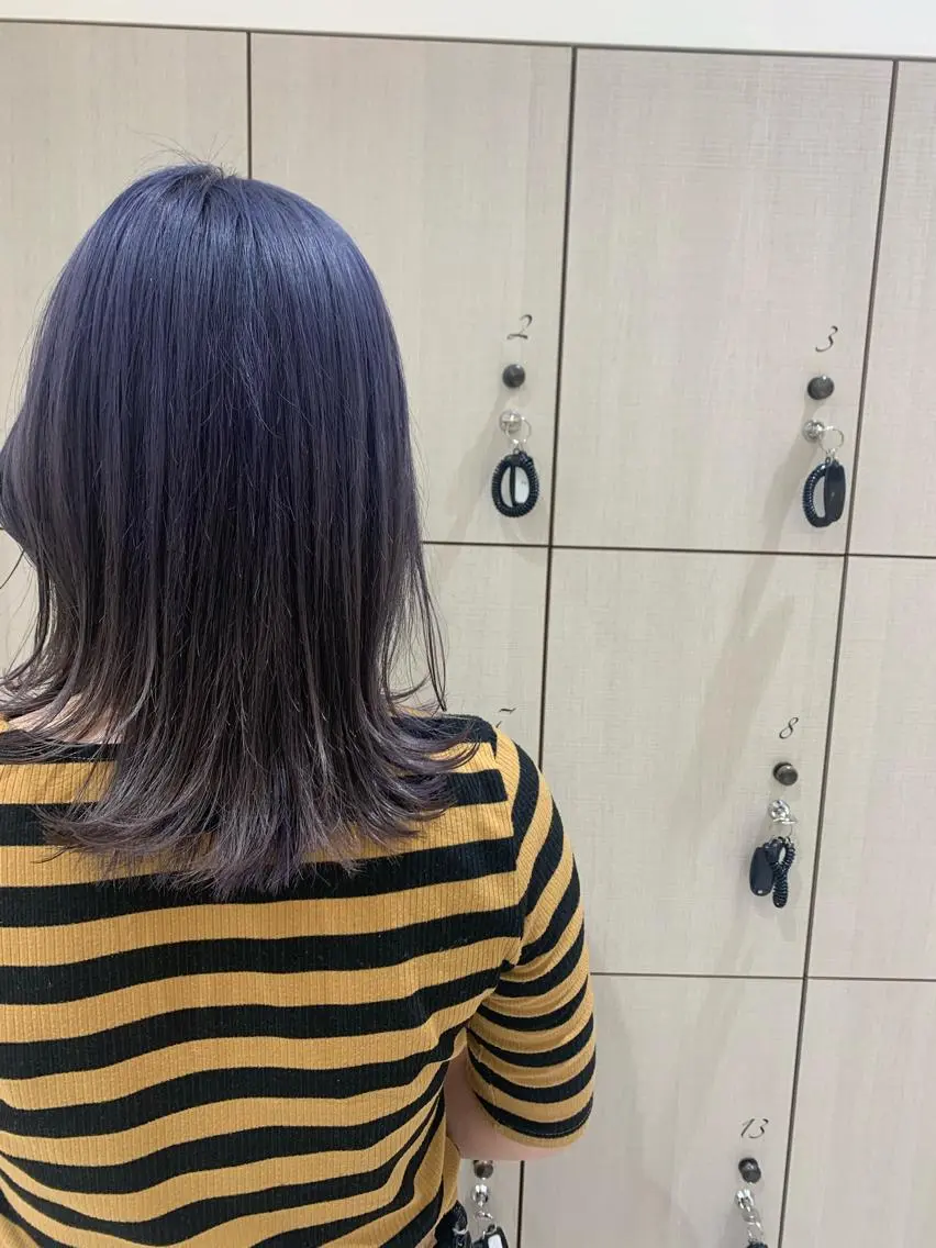 セミロング 外ハネヘア apish cocoのヘアスタイル