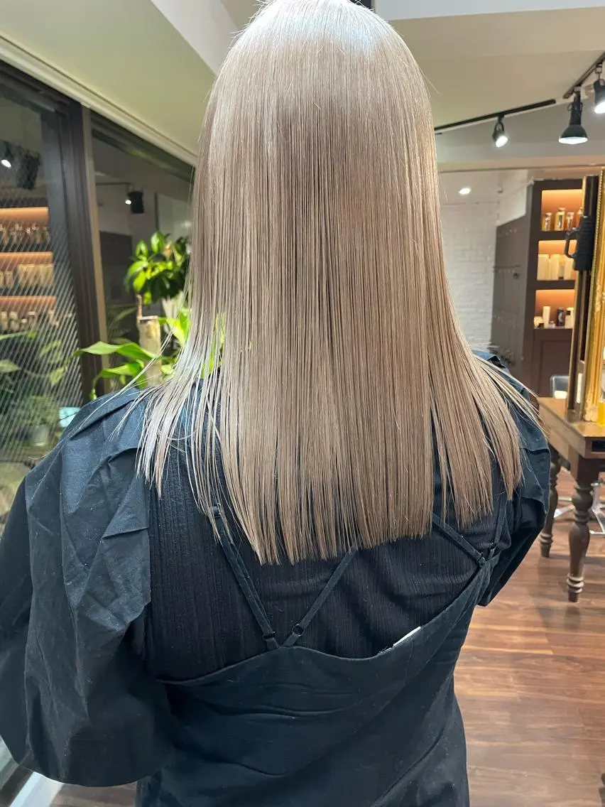 セミロング カラー オカモト ミユウのヘアスタイル