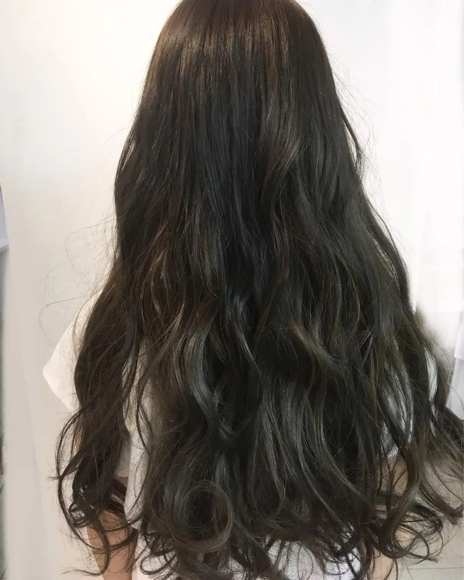 ロング カラー アッシュ ブラウンカラー グラデーションカラー 安永 涼のヘアスタイル