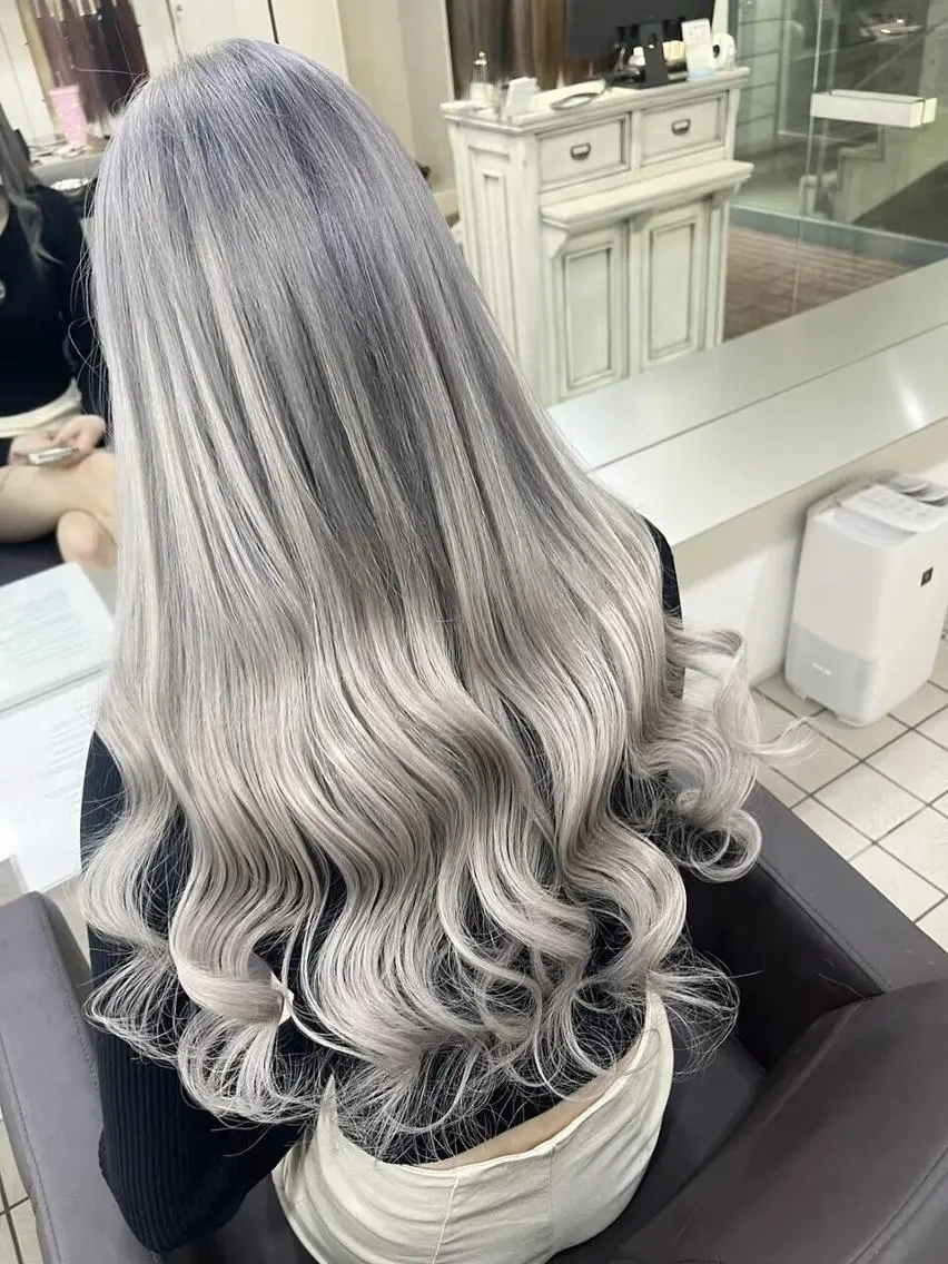 ロング ヘアアレンジ カラー シールエクステ 黒髪 ブリーチ デザインカラー ダブルカラー エクステ¥5000 LuciAカラーのヘアスタイル