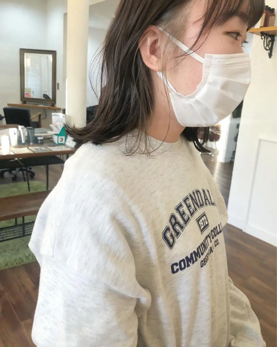 セミロング カラー ベージュカラー インナーカラー ホワイトベージュ カット ヘアカラー 江原 彩華のヘアスタイル