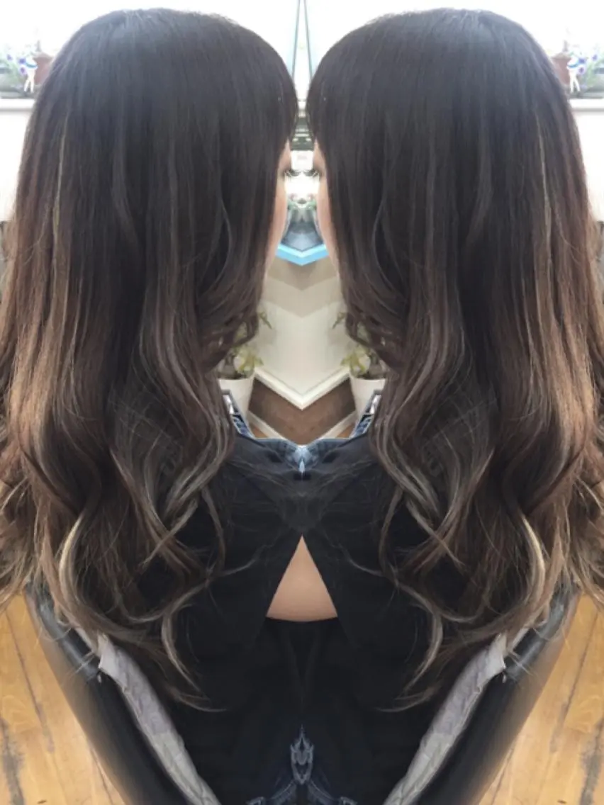 ロング カラー パーマ アッシュ バレイヤージュ グラデーションカラー ハイライトカラー ハイライト ヘアカラー 三輪 太一のヘアスタイル