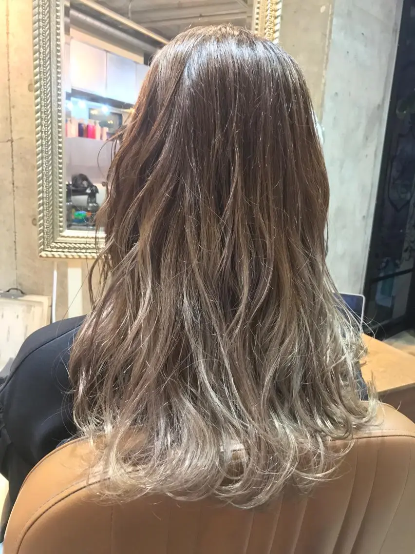 セミロング カラー パーマ ヘアアレンジ メンズ キッズ ネイル マツエク・マツパ メンズバレイヤージュ バレイヤージュ ベージュカラー ダブルカラー グラデーションカラー サロンドミルク 原宿のヘアスタイル
