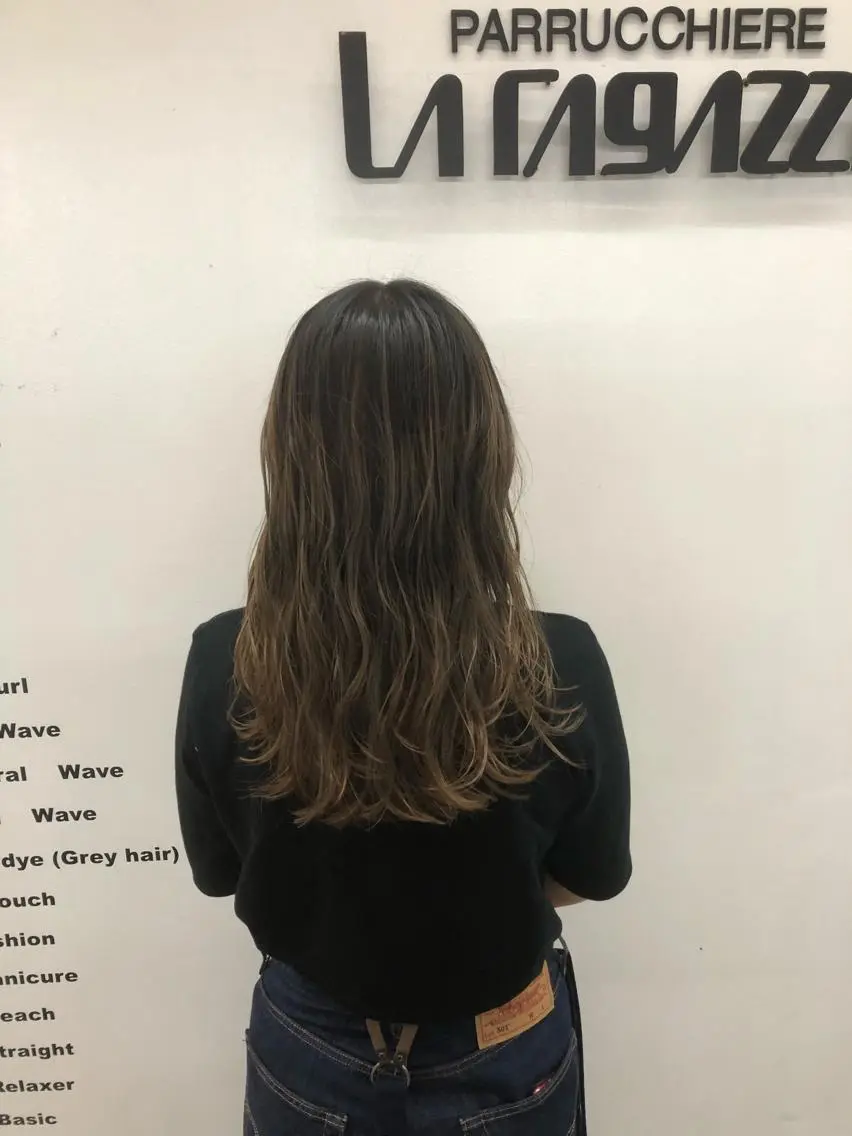 セミロング カラー バレイヤージュ グレージュ ミルクティーグレージュ レイヤーカット 東條 克義のヘアスタイル