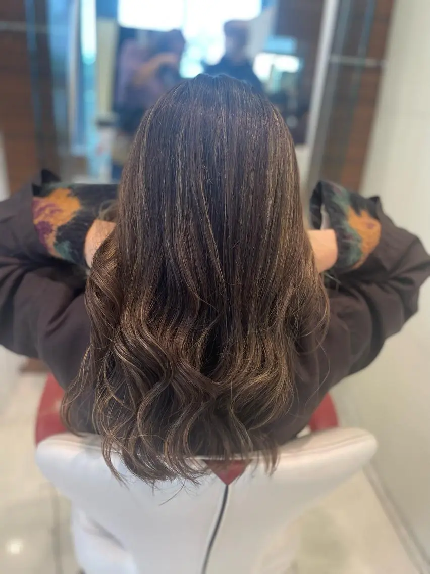ロング カラー ハイライトカラー ハイライト ヘアカラー トリートメント 佐々木 麻純のヘアスタイル