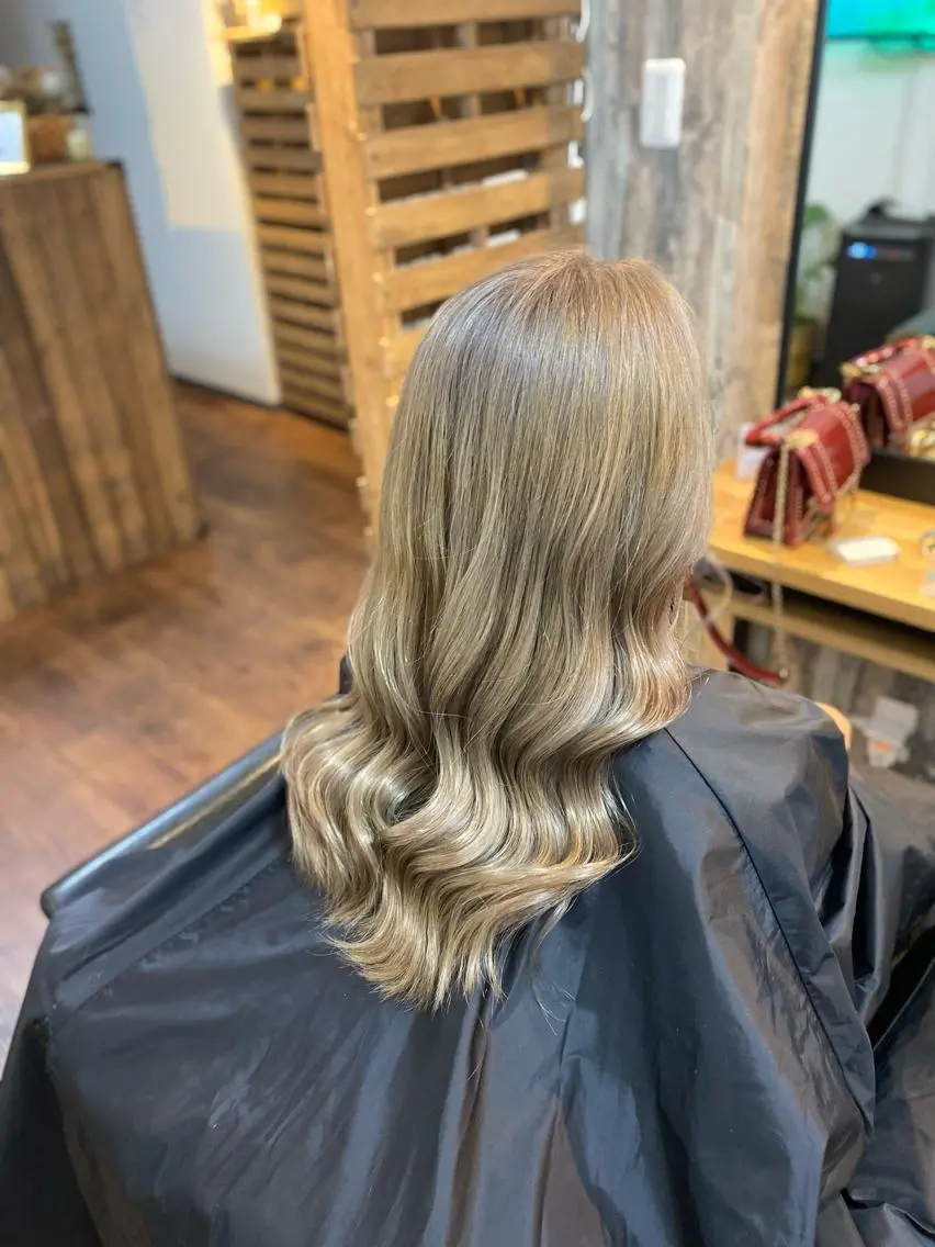 ロング カラー ベージュカラー ミルクティーベージュ カット ヘアカラー トリートメント Luzir⭐︎ GEN⭐︎のヘアスタイル