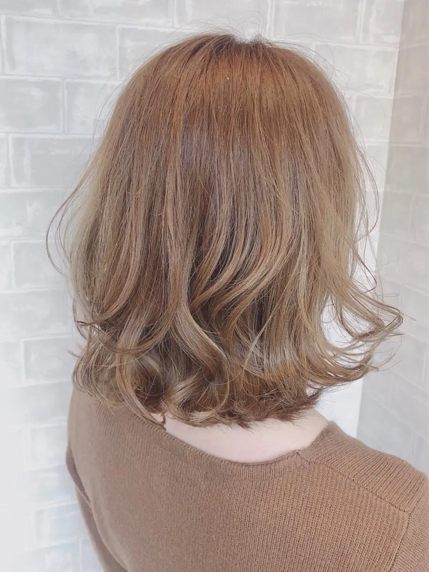 ミディアム カラー ヘアアレンジ ベージュカラー ハイライトカラー オリーブベージュ ハイライト レイヤーカット 久保田 茜のヘアスタイル