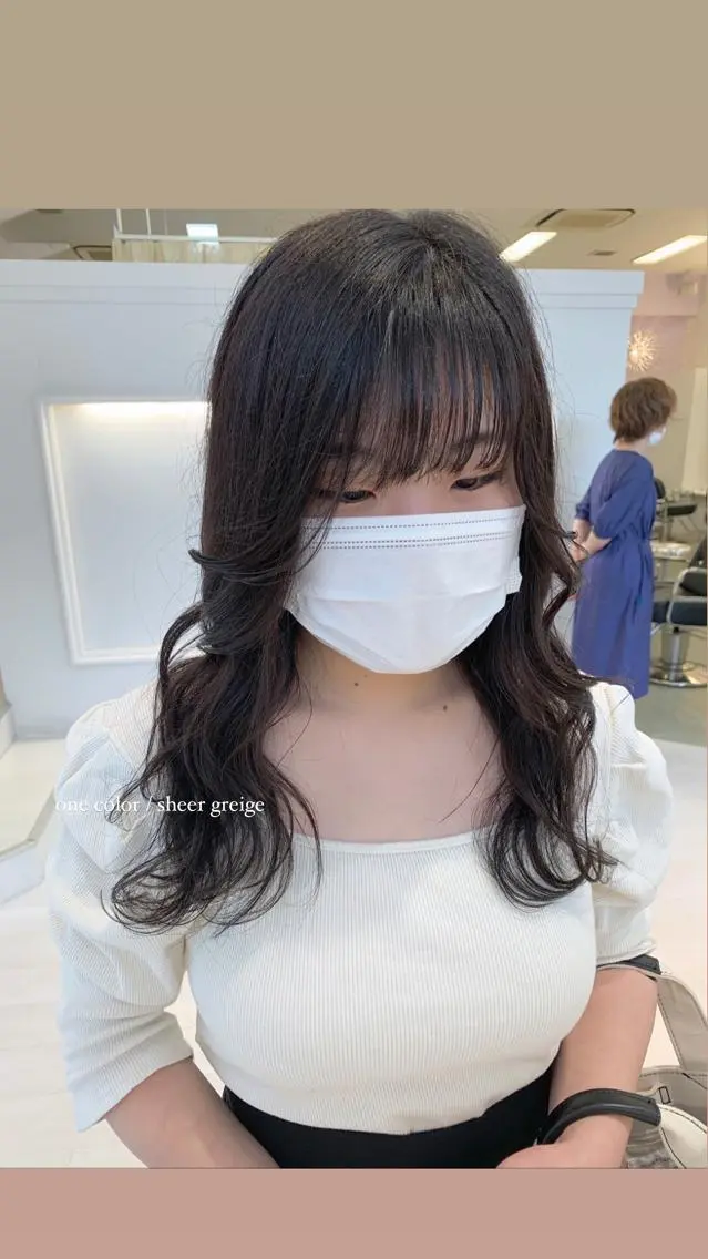 ロング カラー グレージュ 顔周りカット GOODDAY ヘアサロンのヘアスタイル