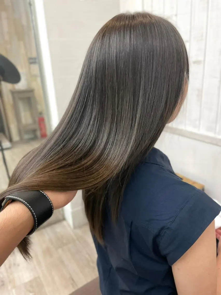 セミロング カラー パーマ アディクシーカラー ケアカラー 髪質改善 トリートメント ストレートパーマ カット ヘアカラー トリートメント ヘアケア特化型サロン newi 梅田のヘアスタイル