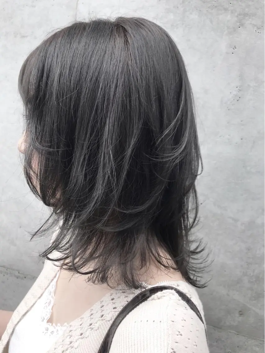 ミディアム カラー グレージュ ウルフカット ご新規様限定 透明感カラーKANAのヘアスタイル