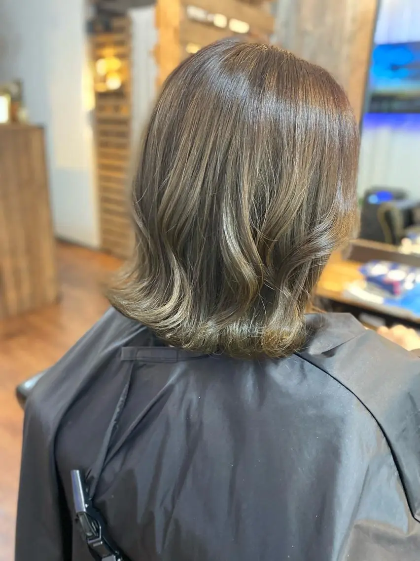 ミディアム カラー ブリーチ 透明感カラー ハイライトカラー ハイライト カット ヘアカラー トリートメント Luzir⭐︎ GEN⭐︎のヘアスタイル