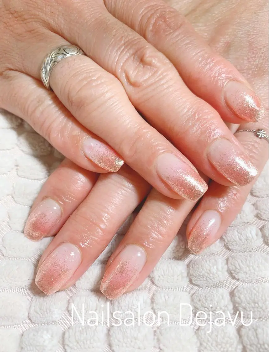 ネイル アートネイル ゴールド グラデーション ラメ(グリッター) ラメグラデーション ハンドネイル Nail salon Dejavu 🌿のネイルデザイン