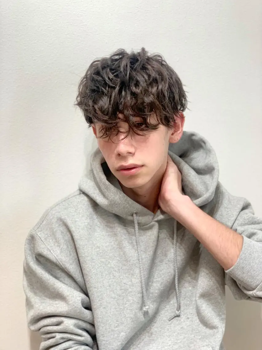 ミディアム ミディアムパーマ ハイライト 韓国風ヘア ウルフカット ツイストパーマ メンズStylist 山根慧のヘアスタイル