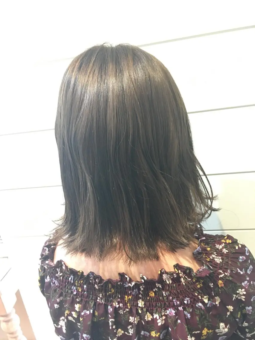 セミロング カラー アッシュ 鍵山 千秋のヘアスタイル
