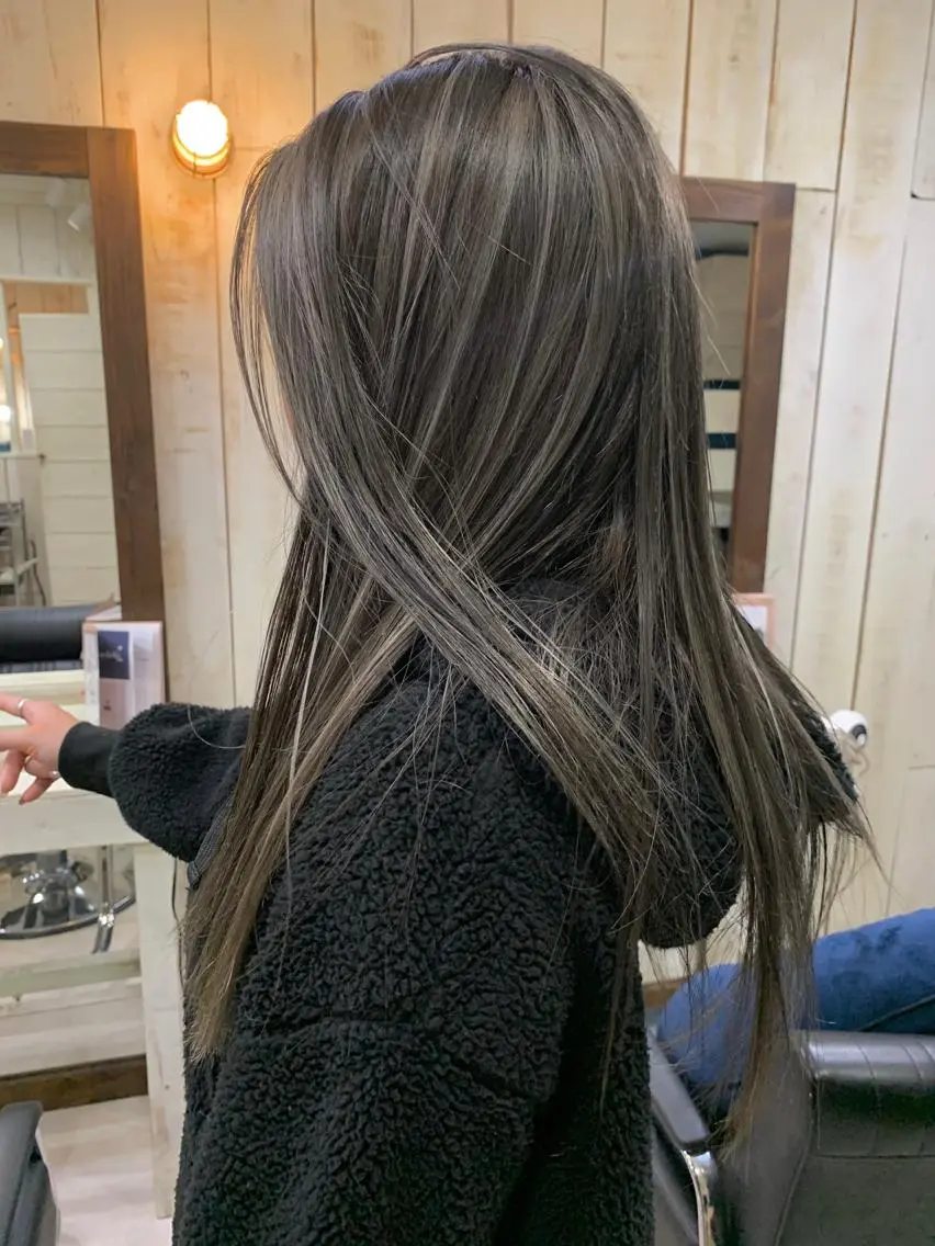 ロング カラー 鷺谷 玲奈のヘアスタイル