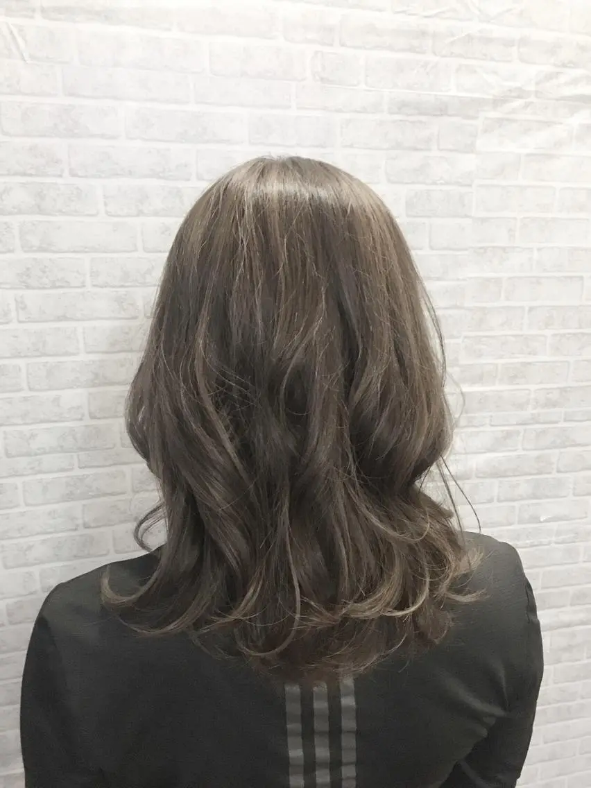 ミディアム 足立 磨咲のヘアスタイル