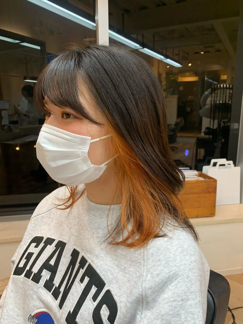 ミディアム カラー インナーカラー オレンジ 艶ベージュ/オリーブ カラー🫒airiのヘアスタイル