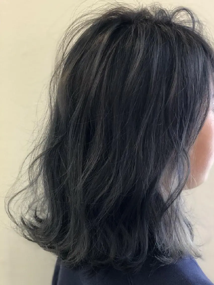 ミディアム カラー ブリーチ ブルーカラー ブルージュ 千知岩 佑哉のヘアスタイル