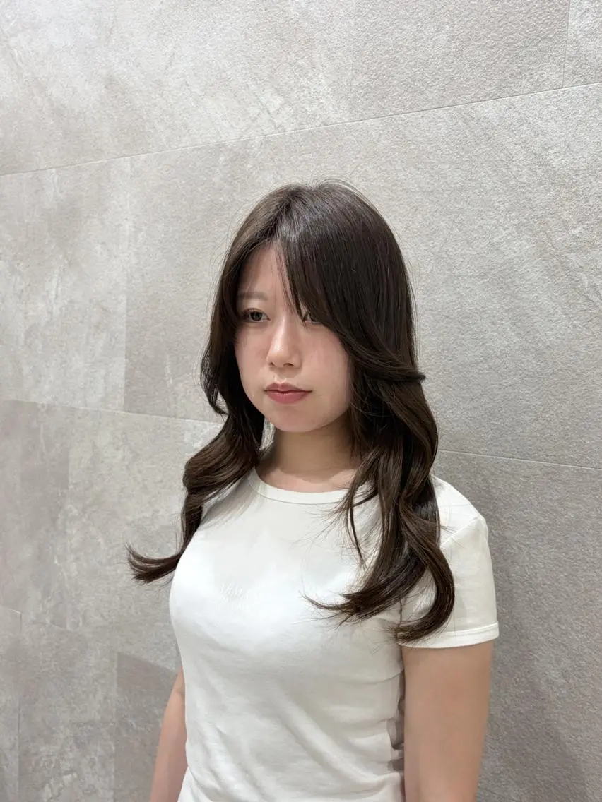 セミロング レイヤーカット 韓国ヘアケアブリーチ 莉奈のヘアスタイル