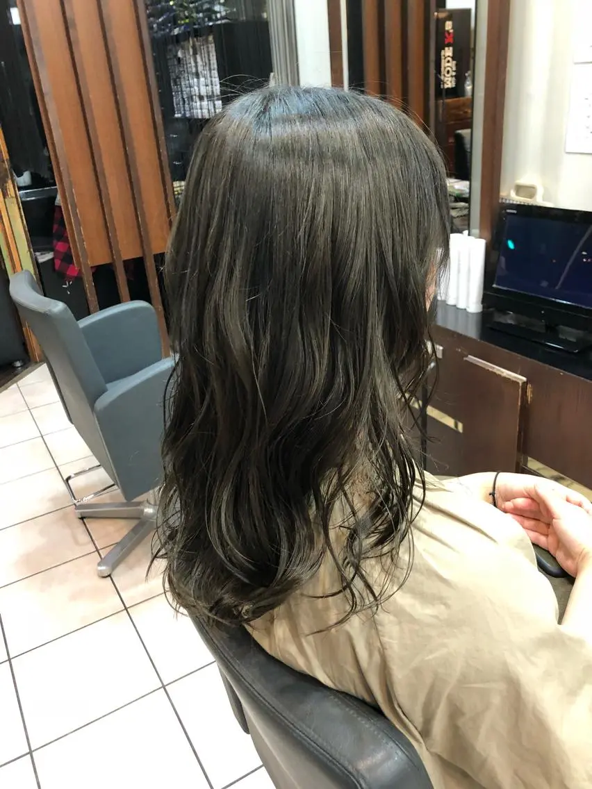 セミロング カラー グレージュ オリーブグレージュ オリーブグレー カット ヘアカラー SHAFT Ieiriのヘアスタイル