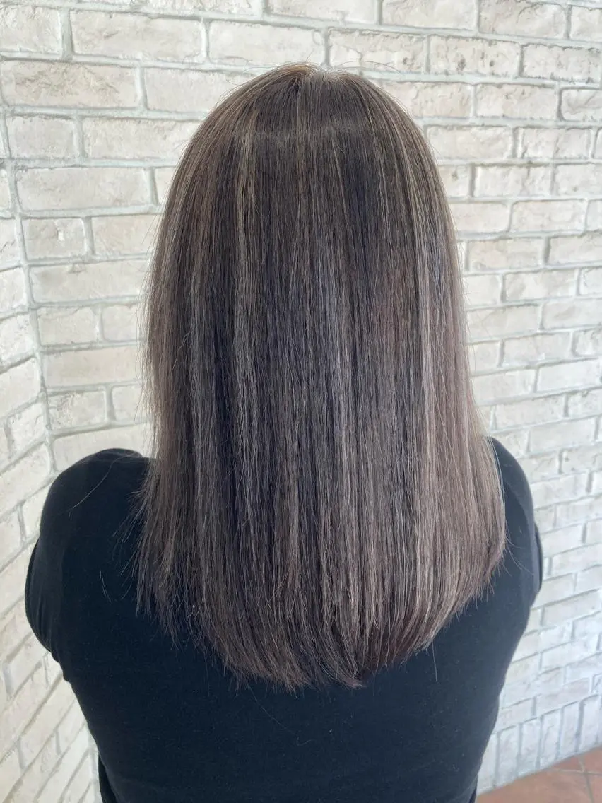 ロング 卒業式のヘアスタイル ハイライト レイヤーカット ロング あやかショート 白髪ぼかしのヘアスタイル