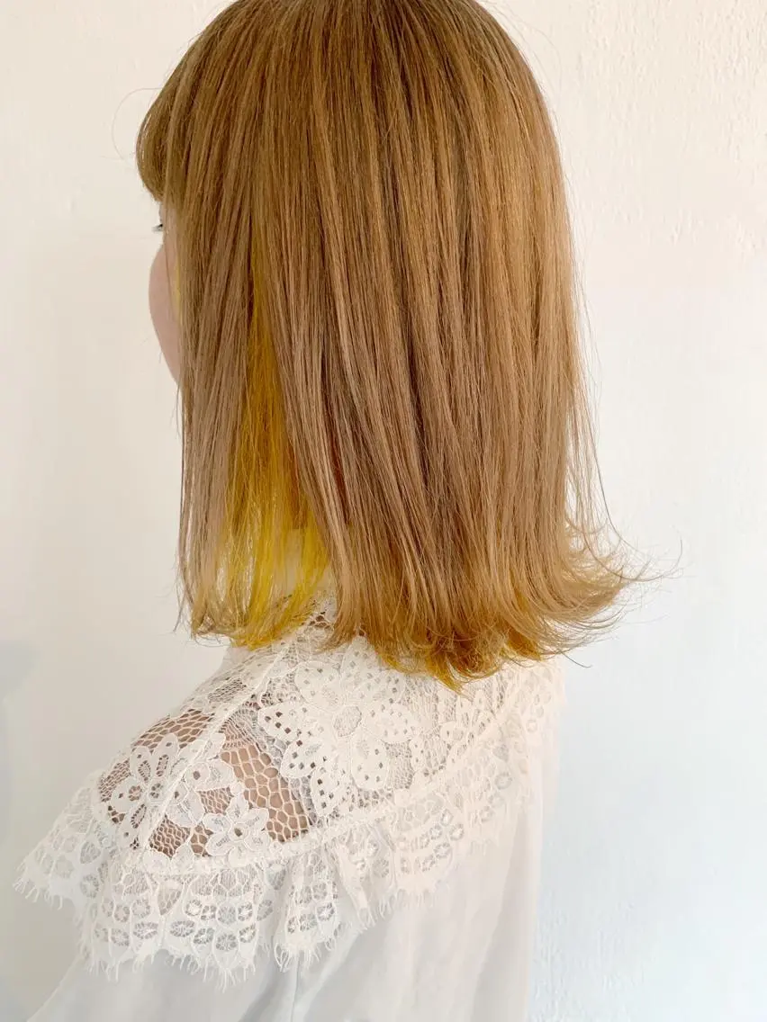 セミロング イエローカラー ヘアカラー トリートメント karen ☺︎のヘアスタイル