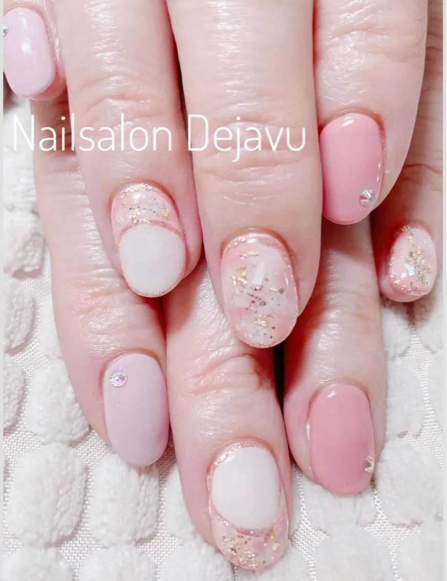 ネイル アートネイル ラメ(グリッター) 持ち込み ワンカラーネイル ストーンネイル Nail salon Dejavu 🌿のネイルデザイン