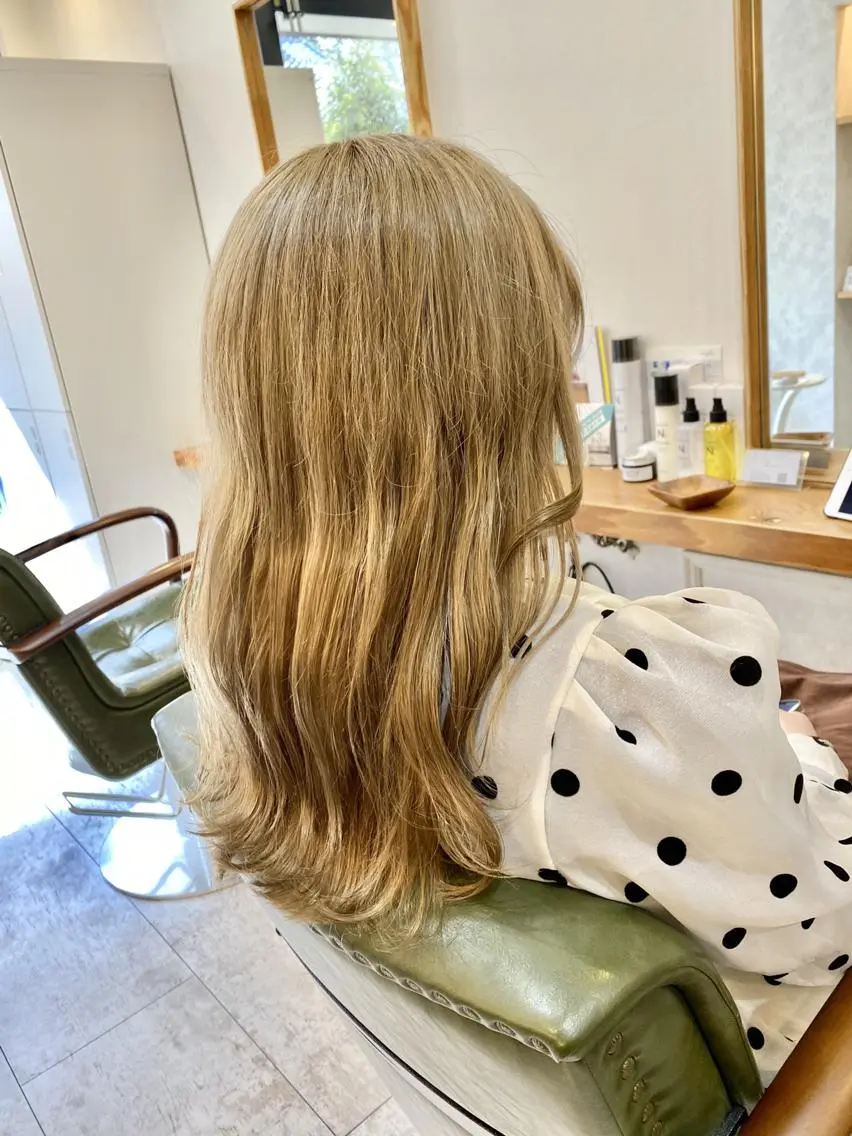 ロング カラー ベージュカラー ブリーチ ハイトーンカラー イルミナカラー ホワイトベージュ ヘアカラー トリートメント エイトウメダ 店長 稲尾友則のヘアスタイル
