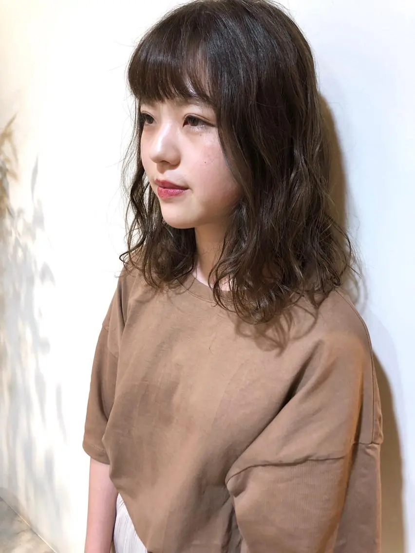 ミディアム パーマ MIOベージュカラー 柔らかいカラーのヘアスタイル