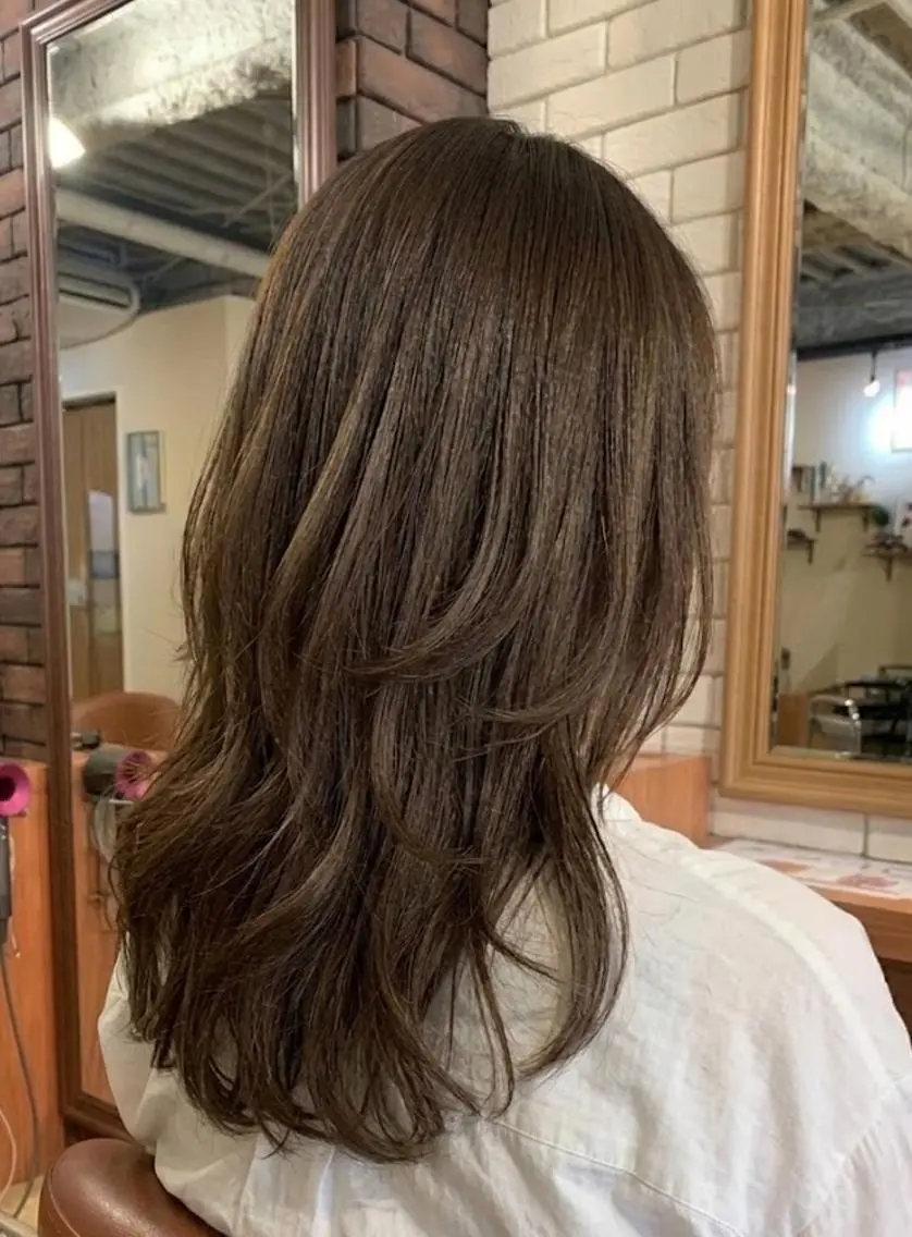 セミロング カラー アッシュ アッシュブラウン ブラウンカラー 透明感カラー レイヤーカット カット ヘアカラー トリートメント ヘッドスパ flencia 丸 和博|カットのヘアスタイル