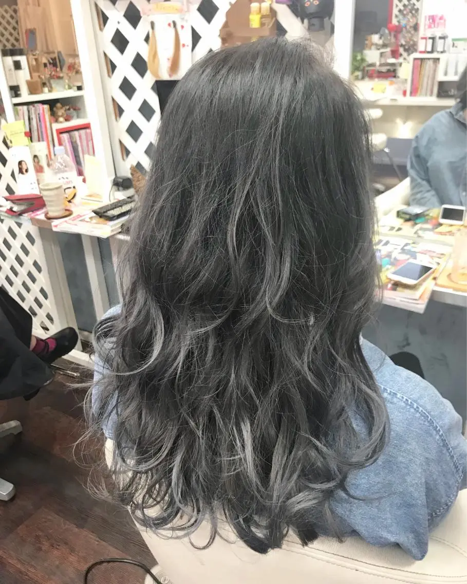 ロング カラー 岩谷/ブリーチ 🪽透明感カラーのヘアスタイル