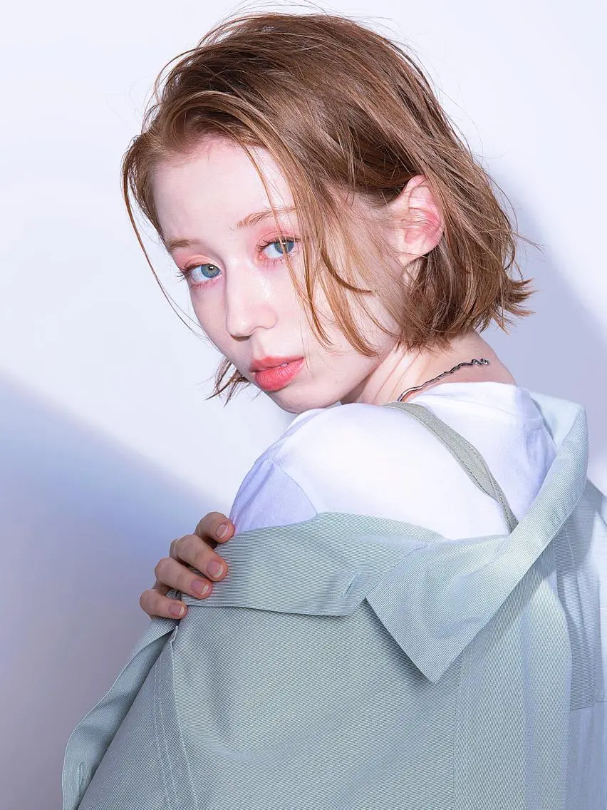 ショート カラー オカダミチヨシ 波巻きフレンチパーマのヘアスタイル