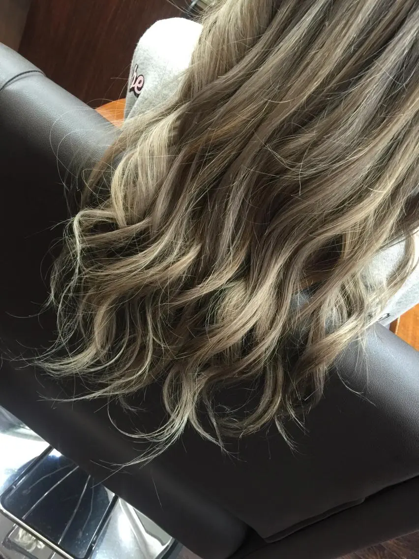 ロング カラー ヘアアレンジ ブリーチ グラデーションカラー グレージュ メッシュ 宇都 壮介のヘアスタイル