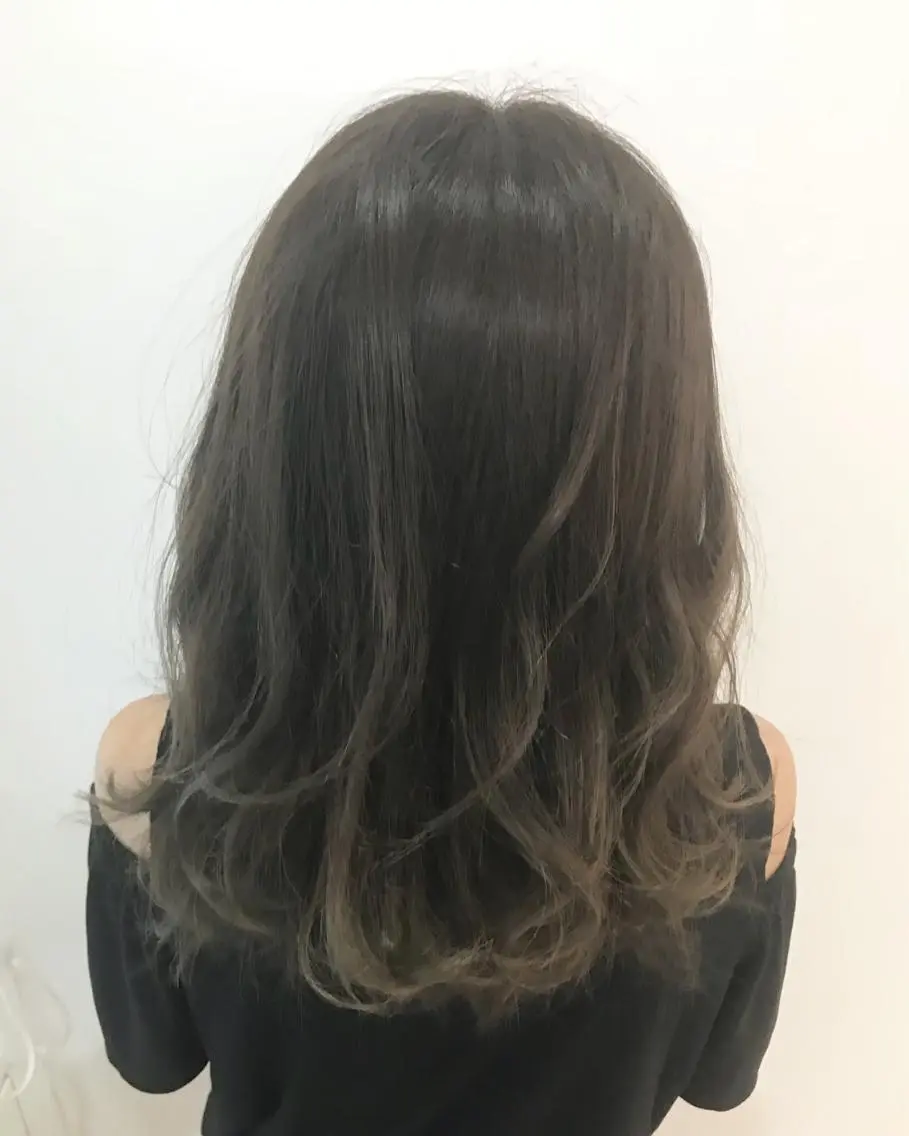 ミディアム カラー グラデーションカラー グレージュ ミント ウルフカット レイヤーカット上柿のヘアスタイル