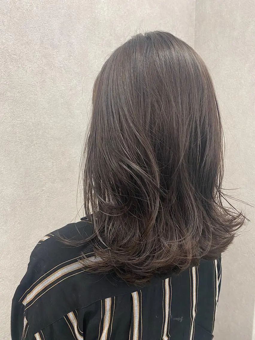 ミディアム カラー ヘアアレンジ ミディアムレイヤー アッシュ ベージュカラー ハイライトカラー イルミナカラー カット ヘアカラー トリートメント Kawaguchi Arisaのヘアスタイル