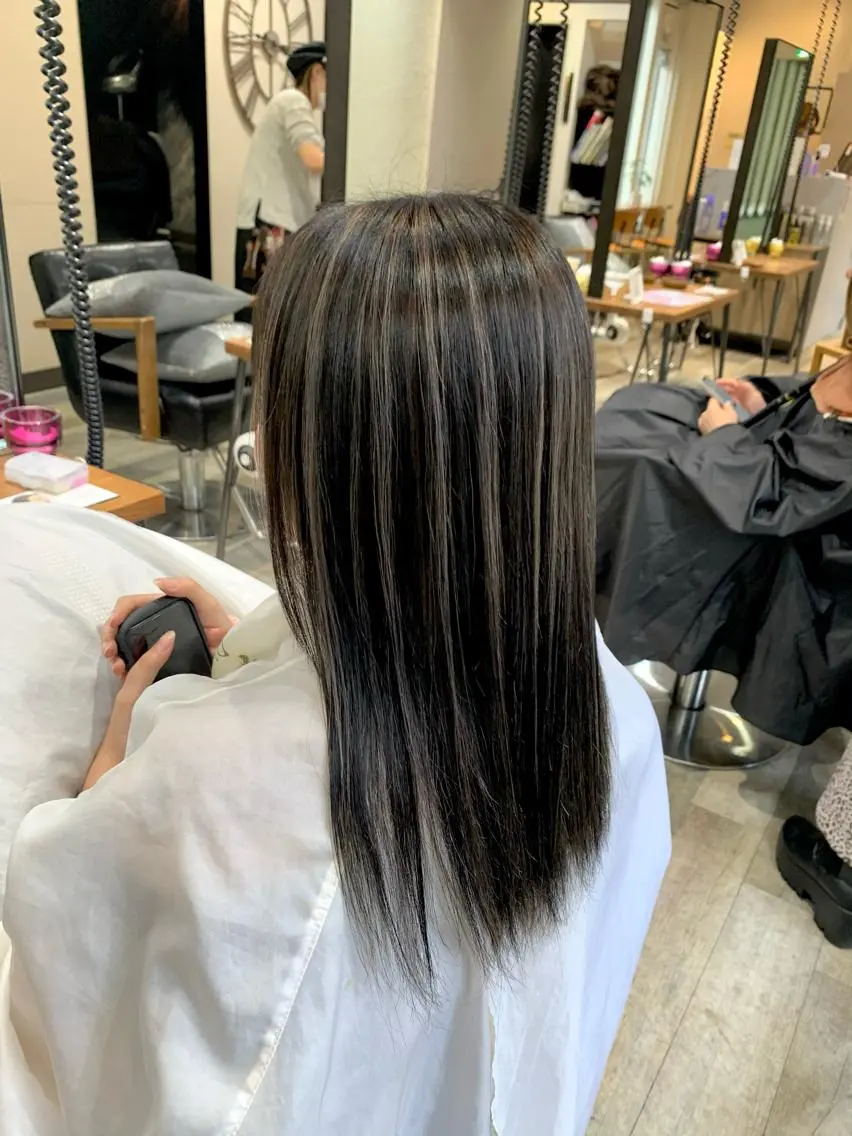 セミロング カラー ハイライトカラー 3Dハイライト ハイライト ブリーチ特化／ハイト ーン／ホワイトカラーのヘアスタイル
