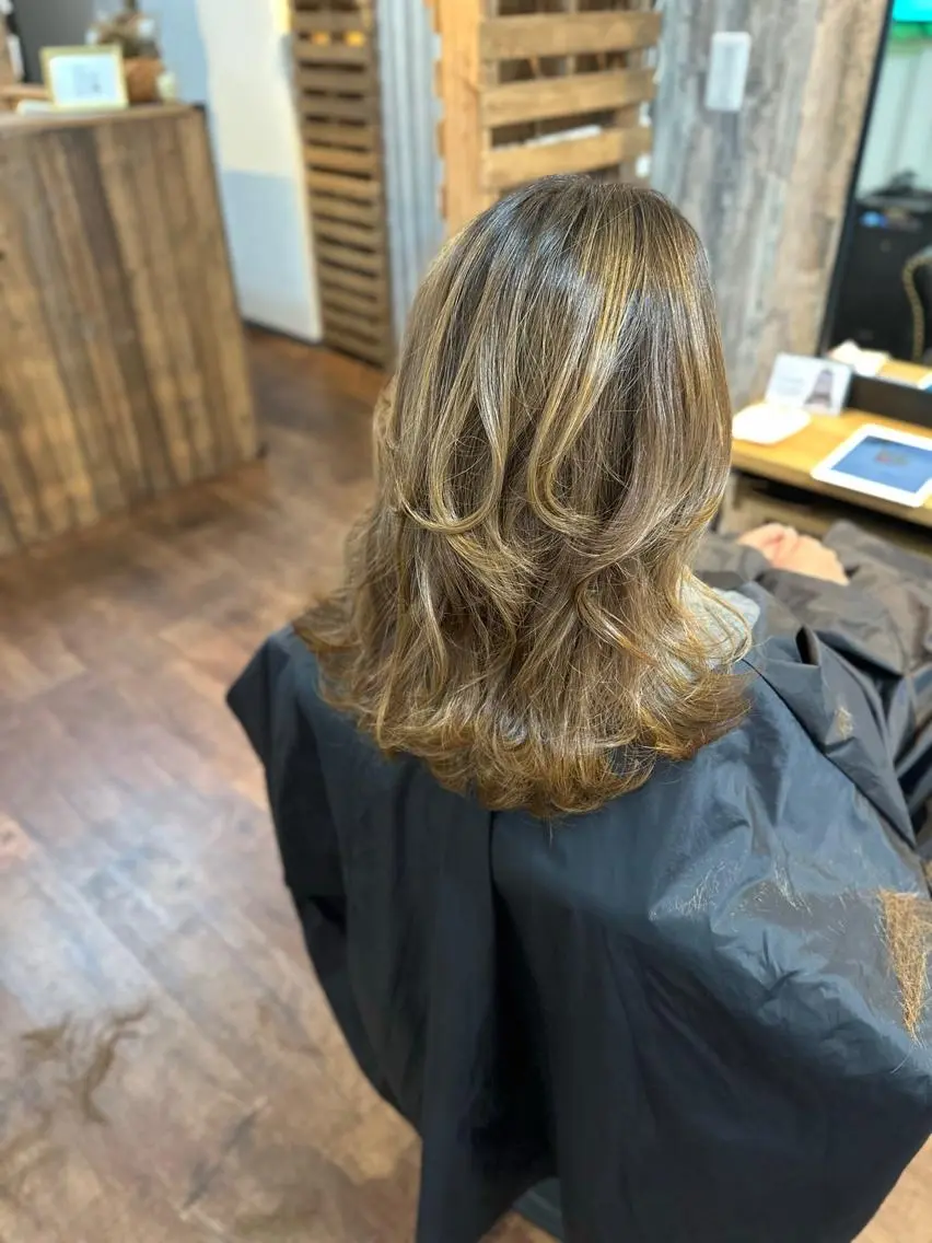セミロング カラー ブリーチ ウルフカット ヘアカラー Luzir⭐︎ GEN⭐︎のヘアスタイル