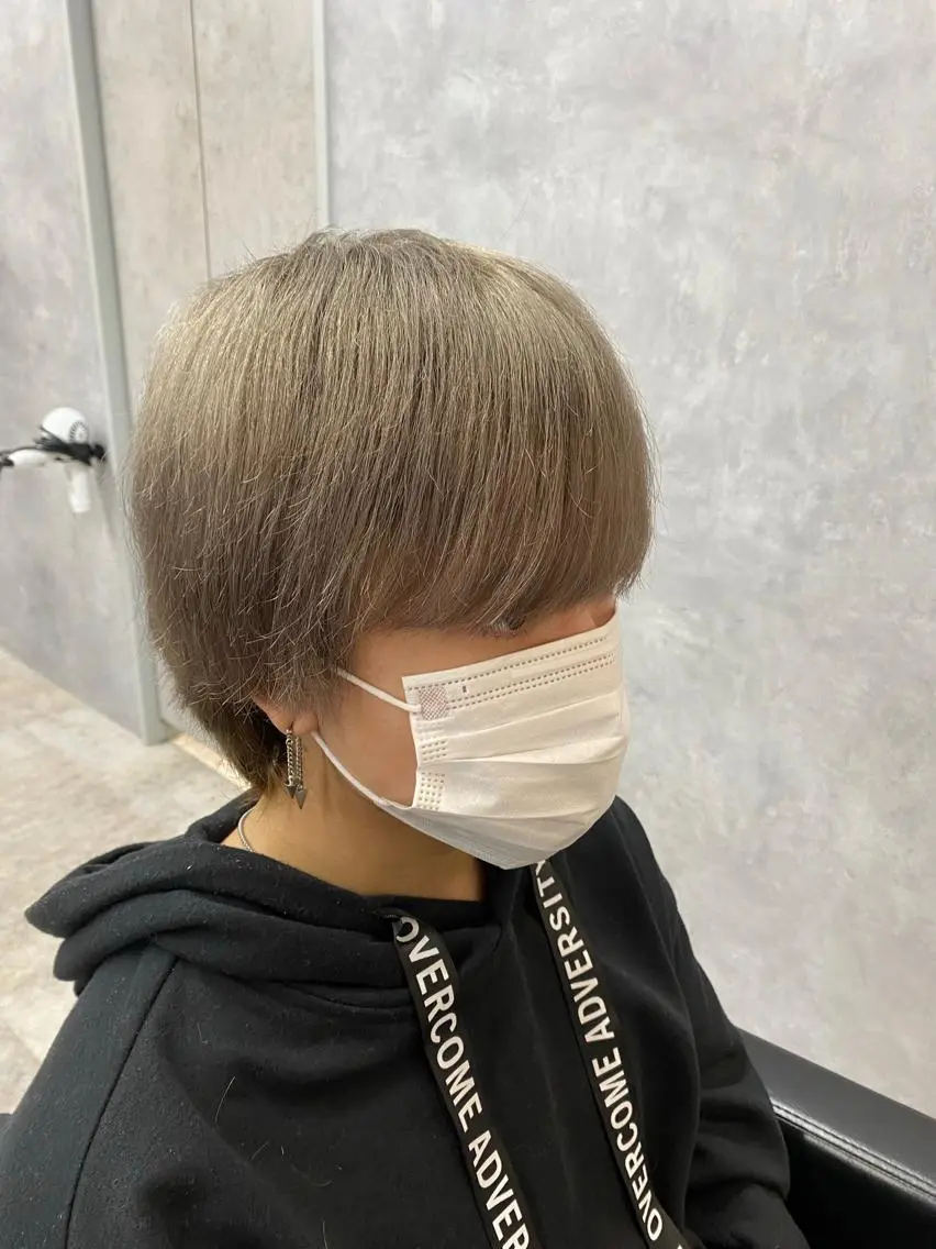 ショート カラー メンズ メンズブリーチ ベージュカラー ブリーチ ブラウンカラー ミルクティーベージュ カット ヘアカラー ツイストスパイラル/ メンズ特化/中川誠也のヘアスタイル