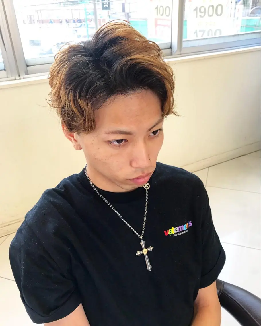 ミディアム カラー パーマ メンズ ミディアムパーマ センターパート メンズパーマ スパイラルパーマ 🟦横浜駅メンズパー マ｜小上馬淳司🟦のヘアスタイル