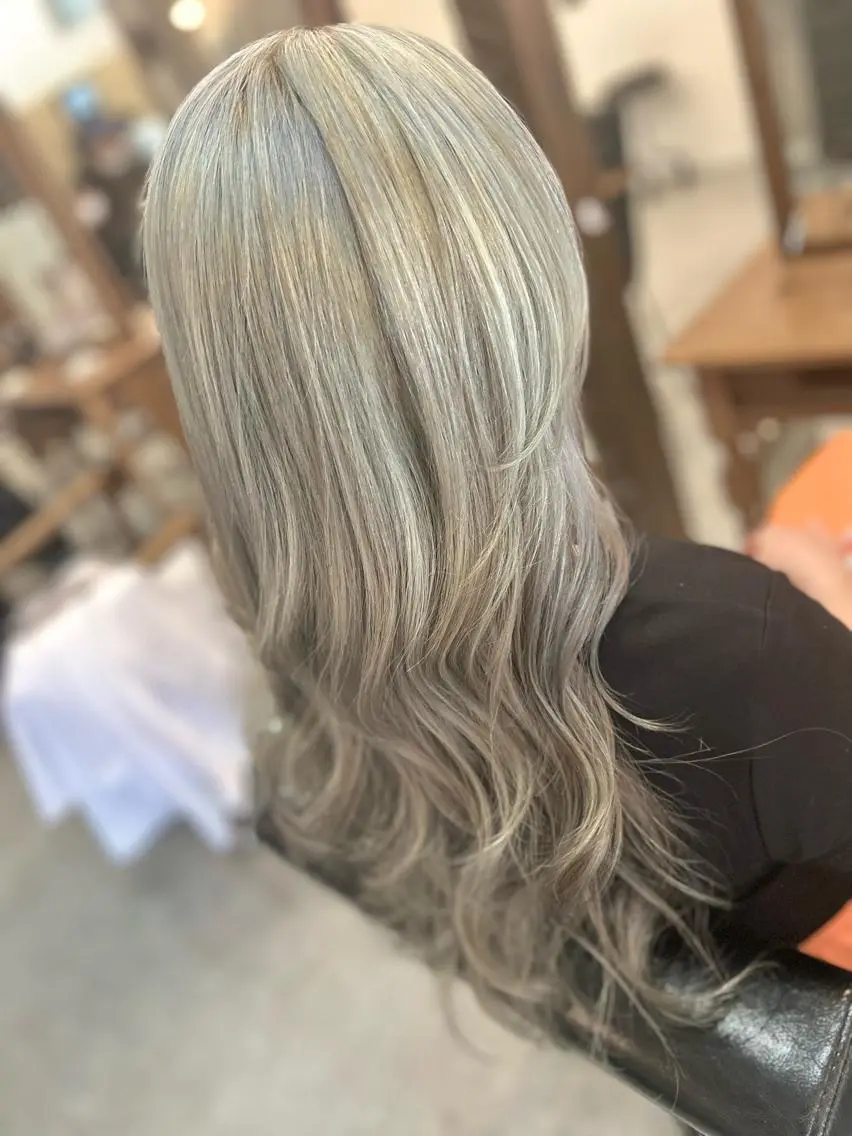 セミロング カラー ベージュカラー ブロンド ダブルカラー ハイライトカラー ハイトーンカラー ヘアカラー Style Tのヘアスタイル