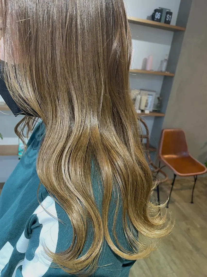 セミロング カラー ベージュカラー ブリーチ ブリーチなしカラー カジ エリナのヘアスタイル