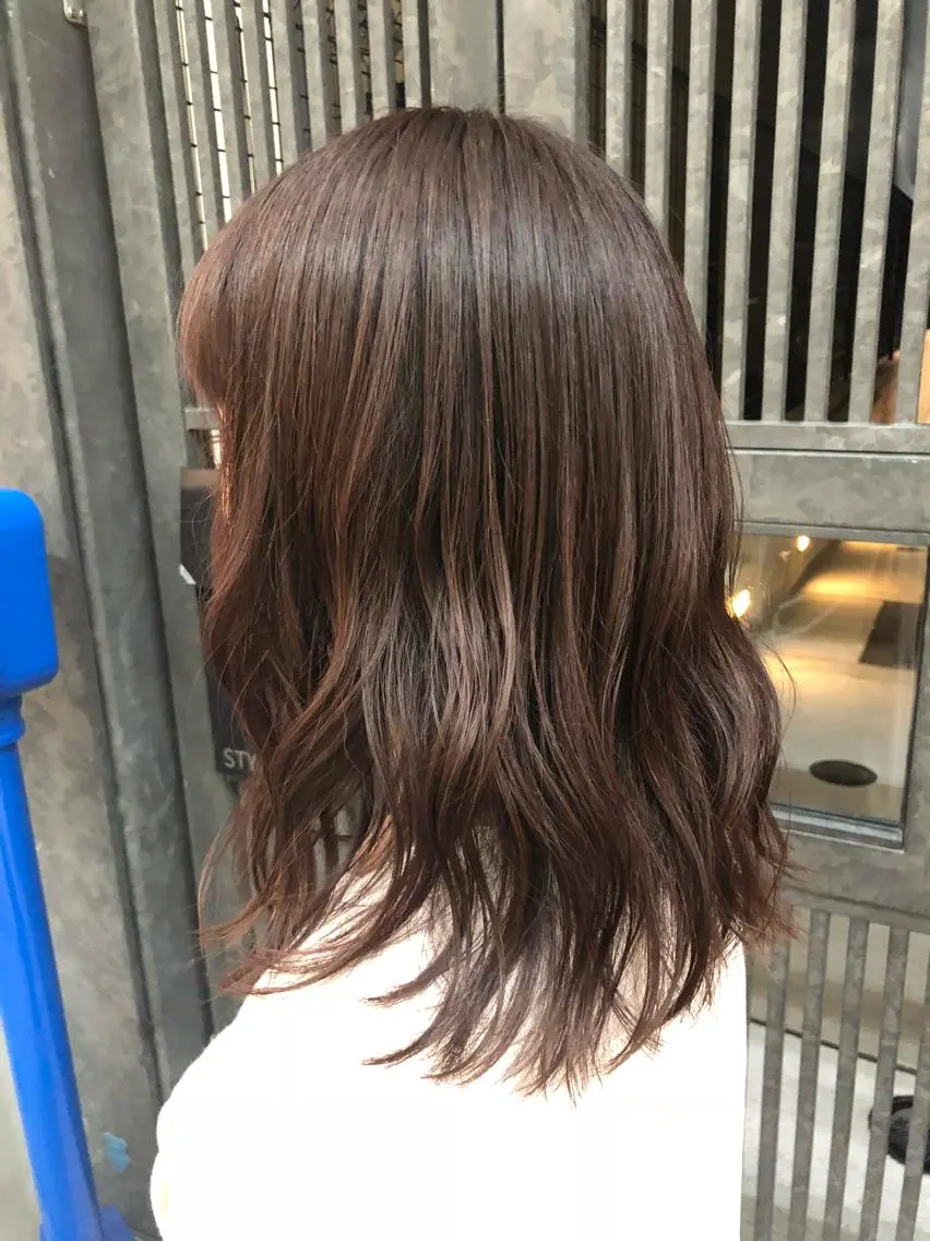 ミディアム カラー ウルフカット／吉村 桃子のヘアスタイル