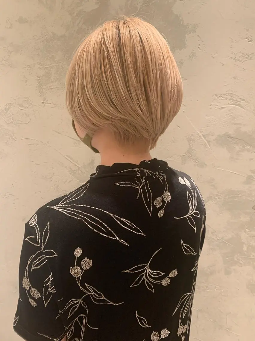 ショート SAKINO ベージュカラーのヘアスタイル