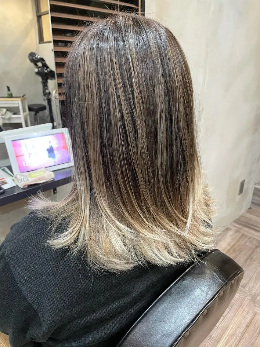 セミロング カラー バレイヤージュ レイヤーカット カット ヘアカラー トリートメント La fith 店長 城谷颯人のヘアスタイル