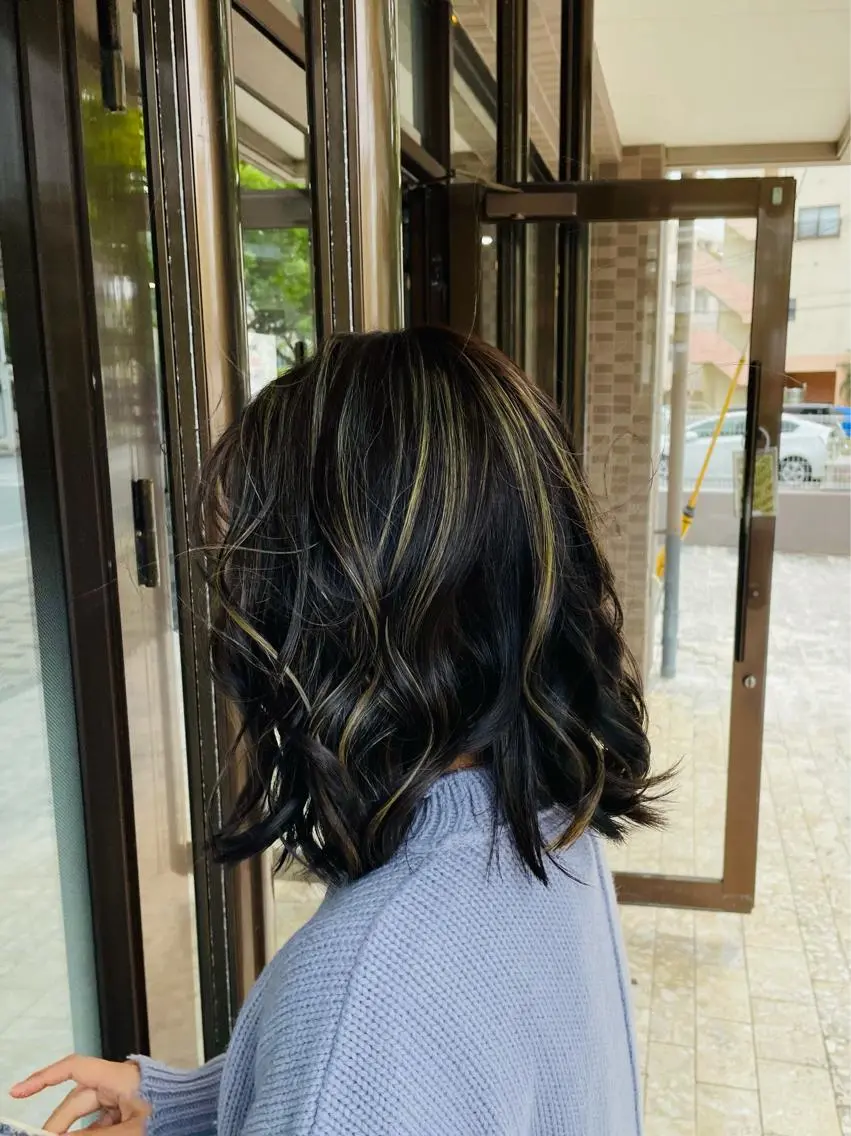 ミディアム ハイライト andKおもろまち店 艶ダブルカラー✨のヘアスタイル
